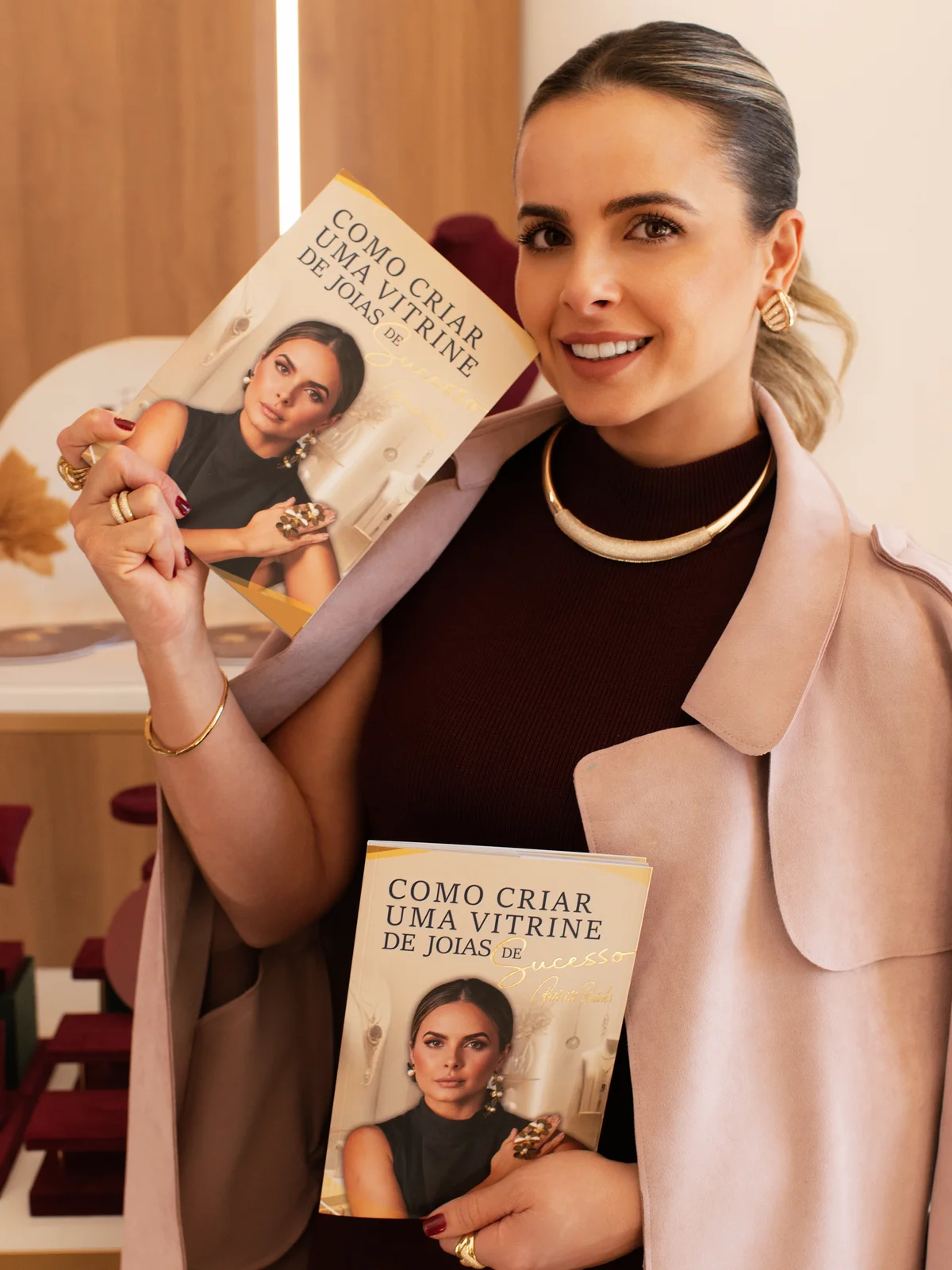 Richelle Pulita segurando seu livro Como criar uma vitrine de joias de sucesso